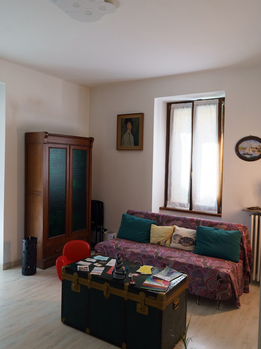 La sala d’attesa, con il divano, il baule e l’armadio antico